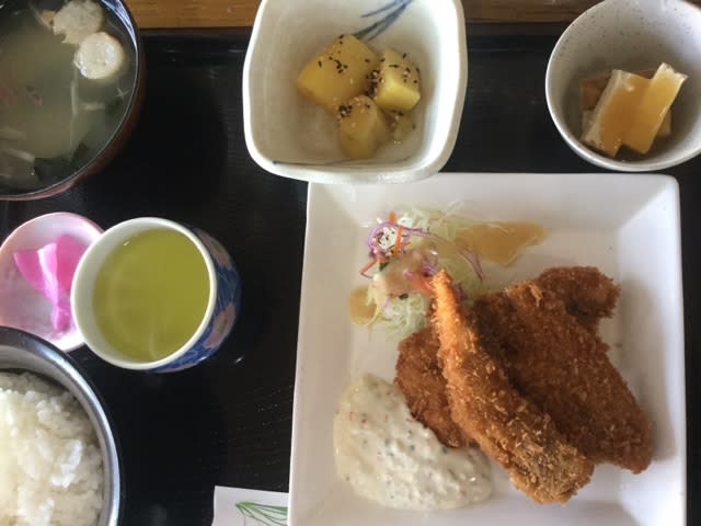 11月2日の日替り定食 550 は ツムブリのフライ 自家製タルタルソース です 喫茶はじめました カフェレスト すみれ