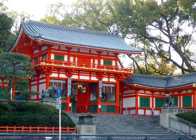 円山公園へは八坂神社を抜けて行くのが近道か