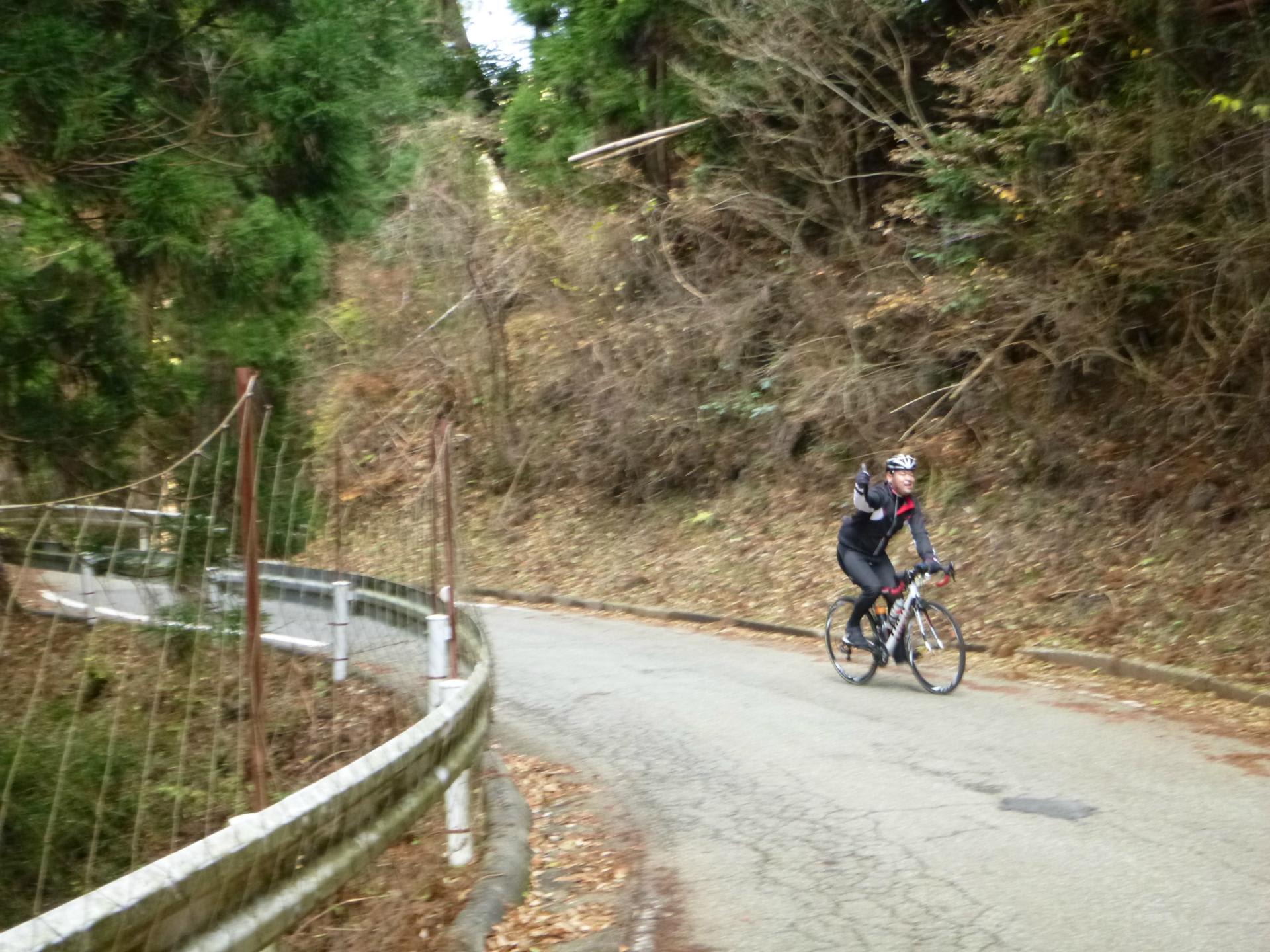 7つめの角の坂道を 自転車で下りて君はゆく