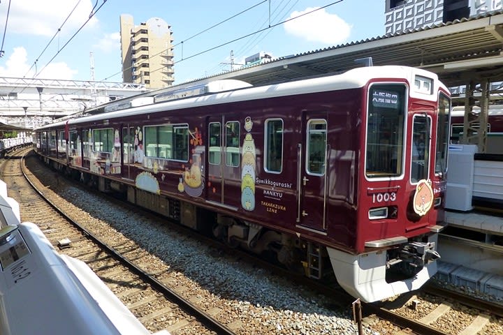 阪急1000系1003F「すみっコぐらし号」(阪急宝塚線) - ☆ Gero 阪急1000系1003F「すみっコぐらし号」(阪急宝塚線) - ☆ Gero