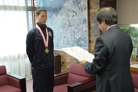 第回箱根駅伝で東洋大学の総合優勝に貢献された田口雅也さんに箕面市長表彰 撮れたて箕面ブログ