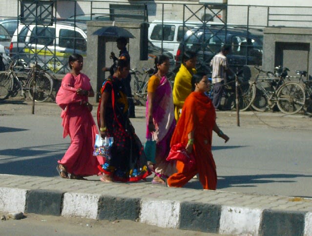 女性はカラフルな民族衣装サリーを纏う