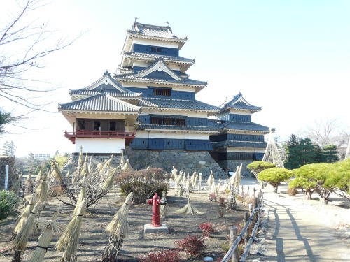 松本城本丸庭園内の冬囲い