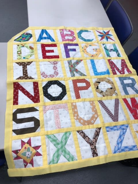 搬入設置サービス付 アルファベット表 動物の赤ちゃん タペストリー