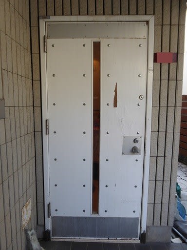 木製玄関ドア 白 に塗装 木部を部分補修 塗装のお悩みなんでも解決 練馬区 有限会社東京ホームペイント