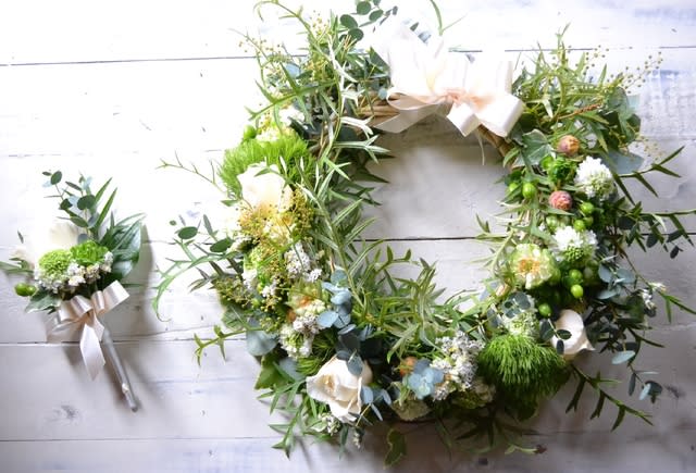 白とグリーン多めのリースブーケ 福岡の花屋 ウエスト アッシュ Staff Blog Tel 092 725 0187 白とグリーン多めのリースブーケ 福岡の花屋 ウエスト アッシュ Staff Blog Tel 092 725 0187