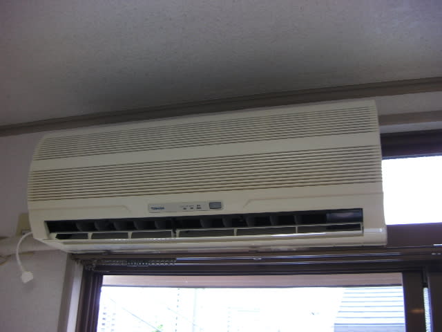 窓の上の小窓にエアコンを取り付け 栄電気のココロ