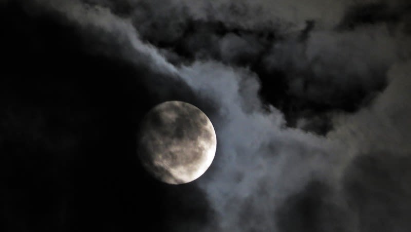中秋の名月の前日 雲に隠れる月写真を撮ってみました くうさんの人生つれづれ記