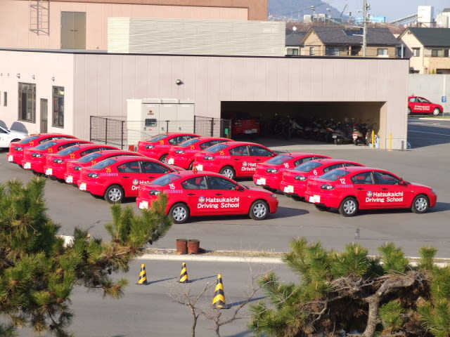 真っ赤な車体の教習車 はつかいち ぶらり