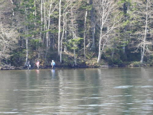 阿寒湖で釣りをしていた人達