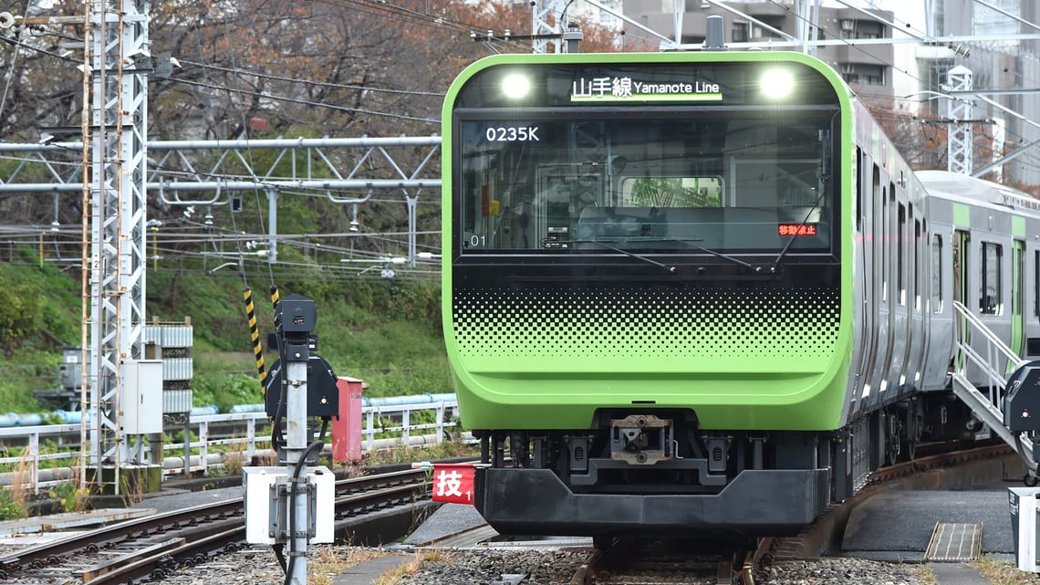JR東日本E235系山手線新型車両 - 上野東京ライン東上線8111系団体列車