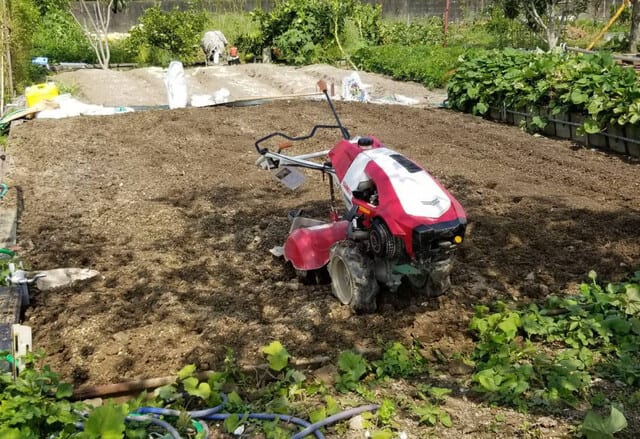 耕運機で畑の土を耕す
