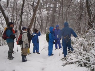 観察会風景。積雪がたっぷりあるので後ろに微妙に見える電線も近い…と言いたいとことですが、ここの電話線(?)はもともとこの高さ