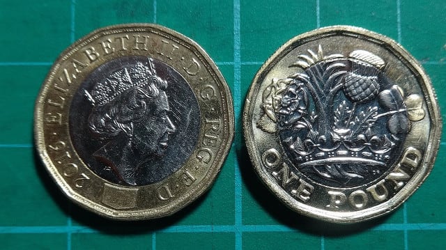 今日でお別れ 丸い1ポンド硬貨 偽造不能の新硬貨は12角形 イギリス ストックポート日報 England Daily Stockport