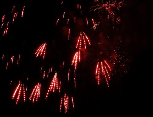 ２０１５年諏訪湖祭湖上花火大会で見た花火　赤い花火