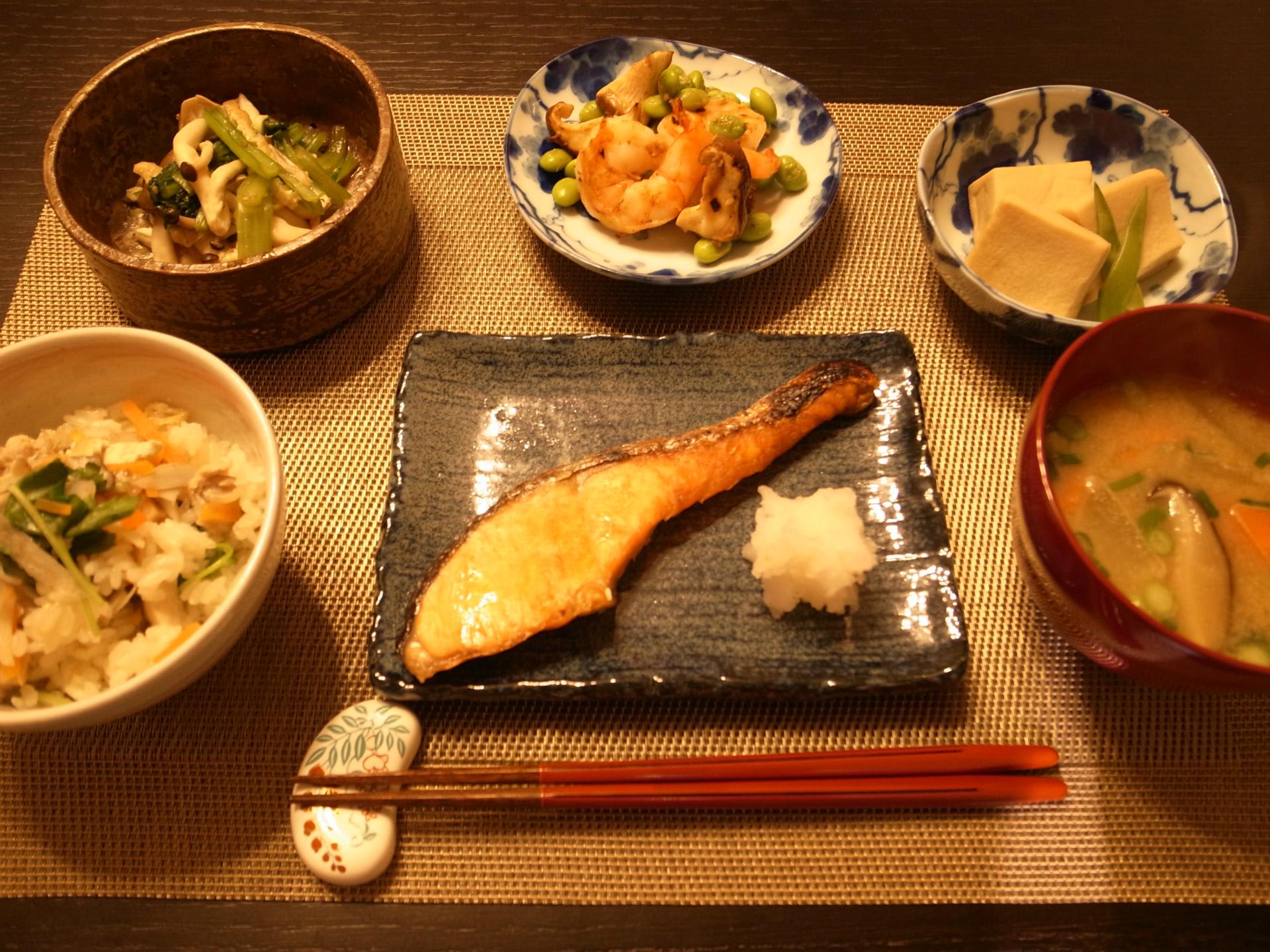 レシピ 鮭 五目炊き込みご飯 小松菜のおひたし 高野豆腐 キノコのお味噌汁 Giraffe Cafe