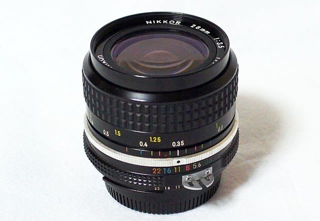 しっかりものの庶民派ワイドレンズ Ai NIKKOR 28mm F3.5 - 迷