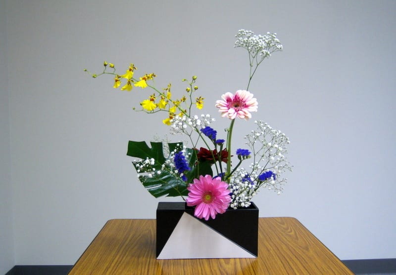大きなガーベラで 可愛い自由花 池坊 花のあけちゃんブログ明田眞子 花の力は素晴らしい 広島で４０年 池坊いけばな教室 熱心な方々と楽しく生けてます