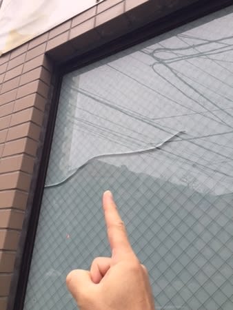 ペアガラス 複層 に貼ると熱割れする 答えはnoに近いです 築年以上の網入りガラスが危険 窓ガラスの暑さと地震対策に窓フィルム貼り 目隠しミラーならカーテンなしで外から見られず中からスッキリ 冷暖房効果アップ