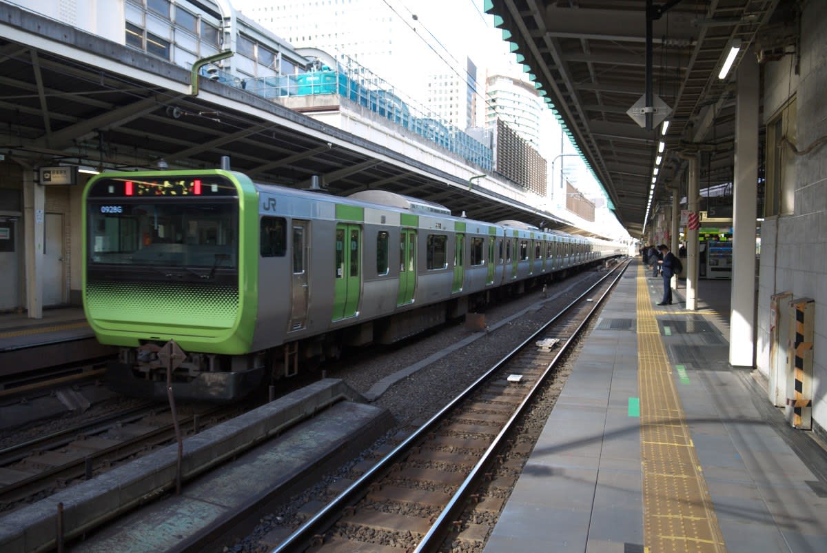 東京駅を発着する山手線内回り０９２８ｇ 上野 池袋方面行き 緑には 東京しかない
