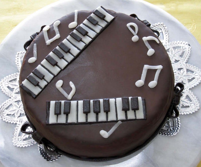 チョコレートケーキ かわいいピアニストのバースデーケーキ Chemin お菓子の小径 シュマン おかしのこみち