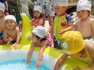 しろ 1歳児 プール開き おおわだ保育園 子どもたちの様子