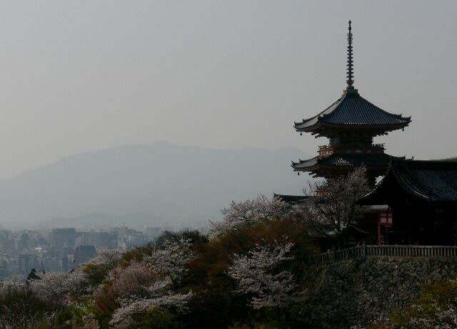 清水寺　奥の院から三重塔および京都市街を望む