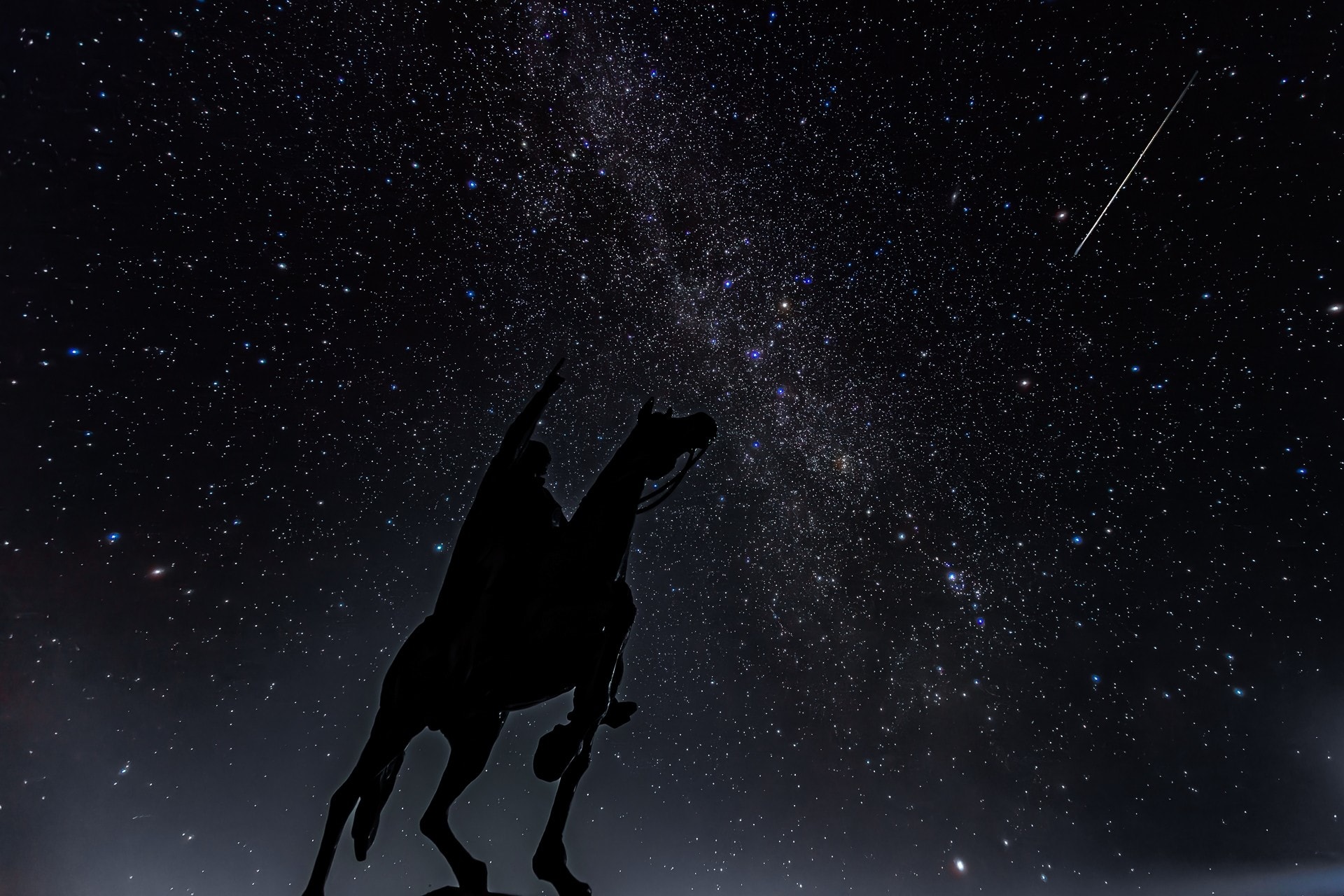 アタテュルク騎馬像と星空の写真