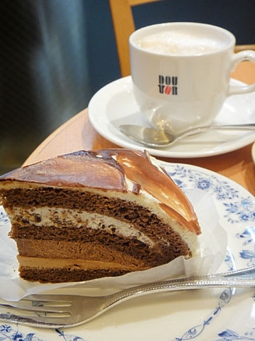 ドトールコーヒーショップの「チョコとナッツのケーキ」 - 写真日記