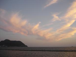 雲の流れが凄いなって感動して、更に漏れた夕日の光がかすかにあたって・・はぁ・・凄い