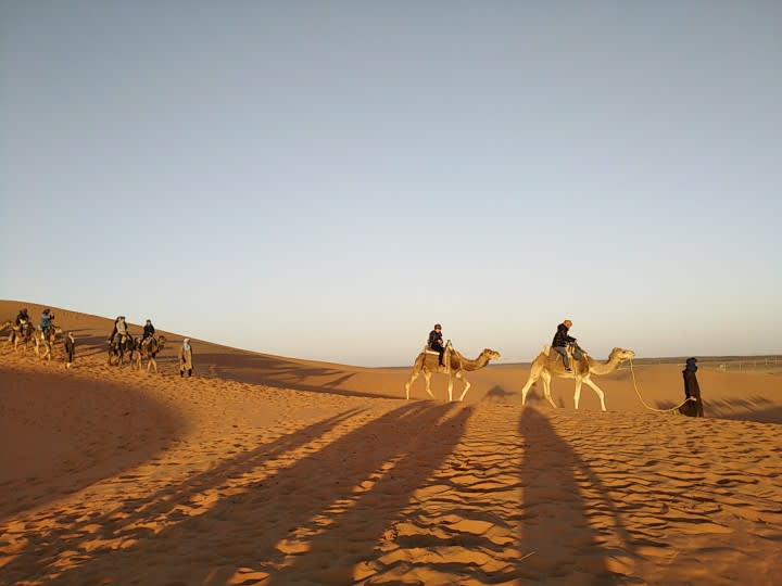 朝日の砂漠ラクダとともに モロッコ6日目 ロングステイ ロングバケーション