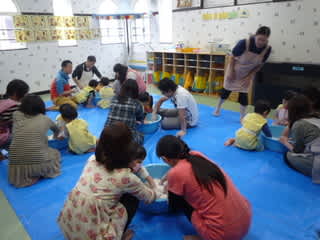 保育参観 エンゼル 小麦粉粘土作り 遊び ナーサリーのようす