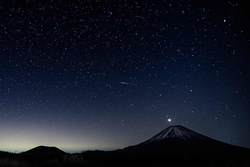 しぶんぎ座流星群と富士山の写真
