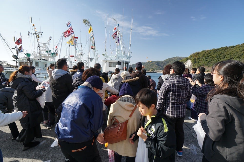 新春に 縁起よい 大漁旗 を 撮ろうと漁港へ行ったら ラッキー O 延岡の山歩人ｋ