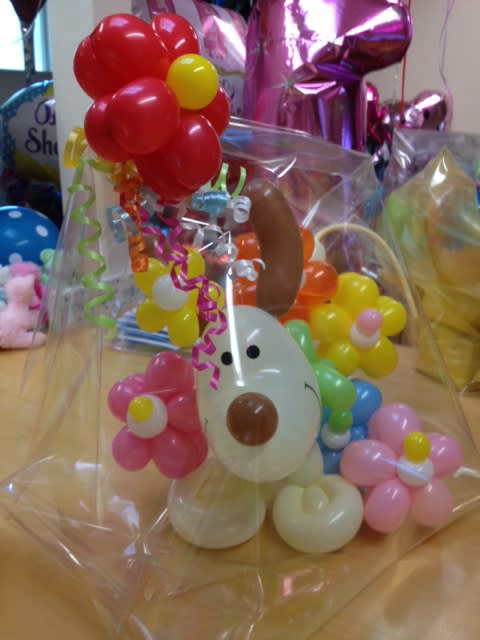 バルーンアート犬 誕生日のプレゼントに喜ばれる人気の犬の風船 バルーンギフトはバルーンコネクション お問い合わせa Balloonconnection Jp