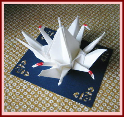 四羽の鶴が 折紙 遊 楽 館