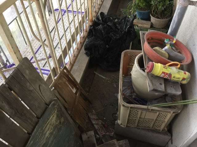 ベランダの片付けゴミ処分 熊本市区 団地アパート等のベランダ不要品処分 熊本のゴミ処分プロとして 団地 アパート マンションを始め 一軒家ゴミ屋敷 残置物 遺品整理 遺品処分を行っています