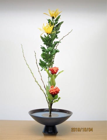 糸菊を生花に 池坊 花のあけちゃんブログ明田眞子 花の力は素晴らしい 広島で４０年 池坊いけばな教室 熱心な方々と楽しく生けてます