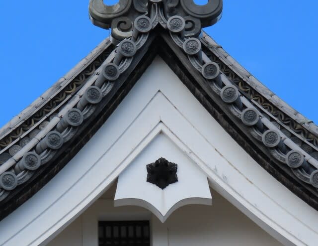 彦根城 天守 入母屋破風(東面) 梅鉢懸魚(うめばちげぎょ)