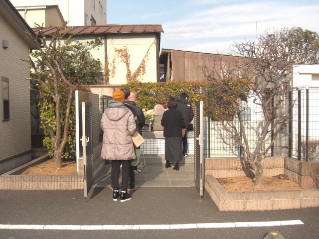 参列者さんがお線香をあげています