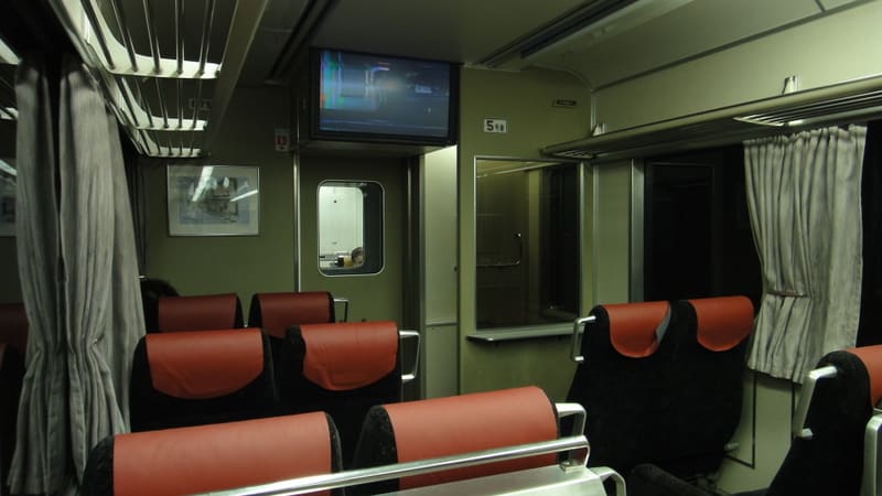 京阪8000系テレビカー 京阪8000系セミクロスシート化前車内