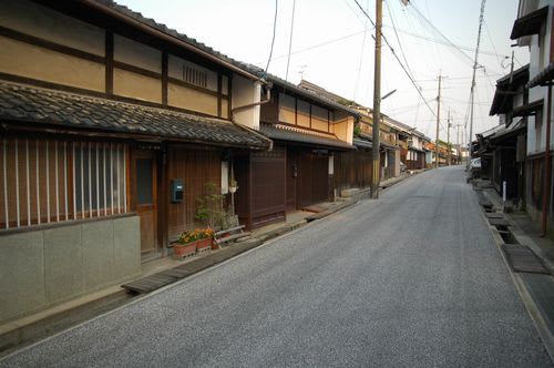 town0001.jpg: 古い町並み