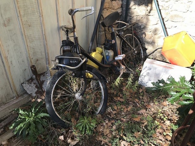 80歳自分へのご褒美旅 21 フォンソワーズの庭で自転車バイクを発見