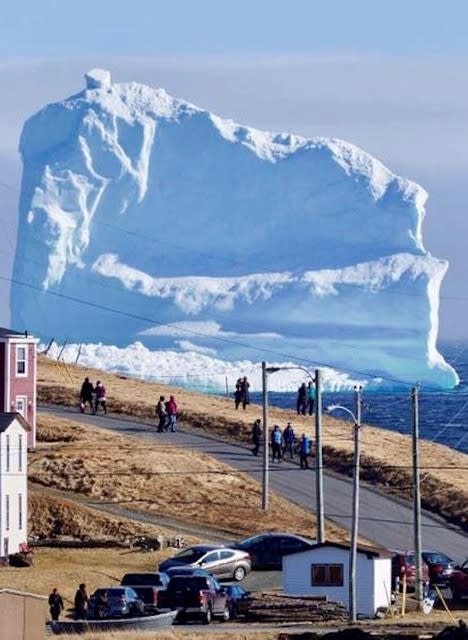 「北極からやってきた巨大な氷山」 ＠カナダ・ニューファンドランド島東部の沿岸 - のんきに介護