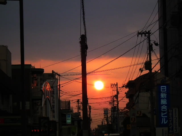 夕暮れの道 黎明の日々の光景