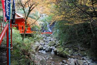犬鳴山の紅葉と深い感銘の滝修行の女性たち 気ままな旅