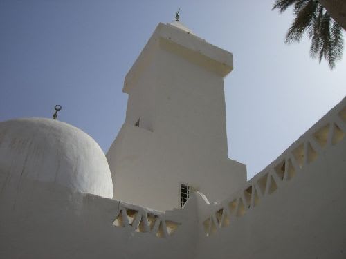石膏と石灰で造られた白い家並とモスク