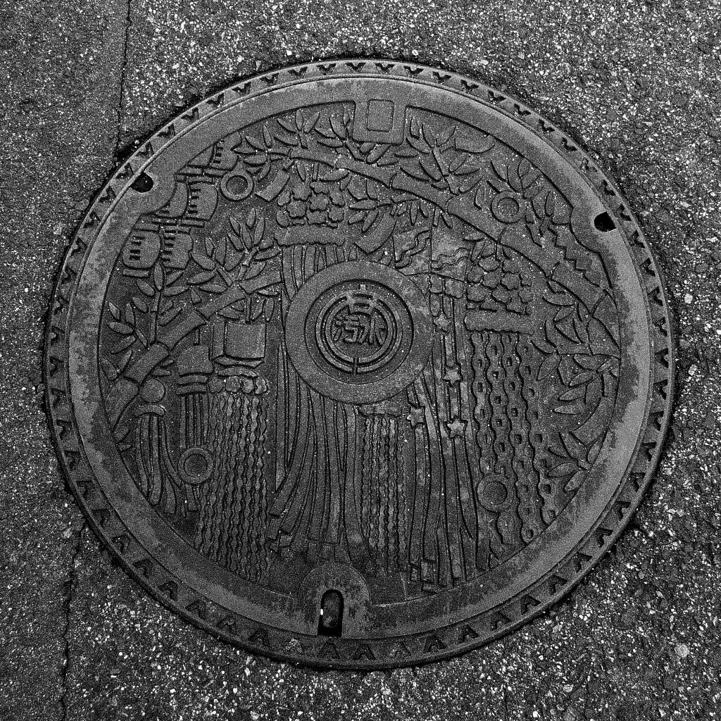 マンホールの蓋の画像