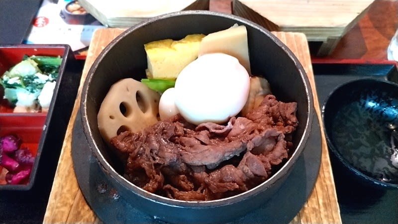 さかえや:国産牛すきと半熟卵御膳