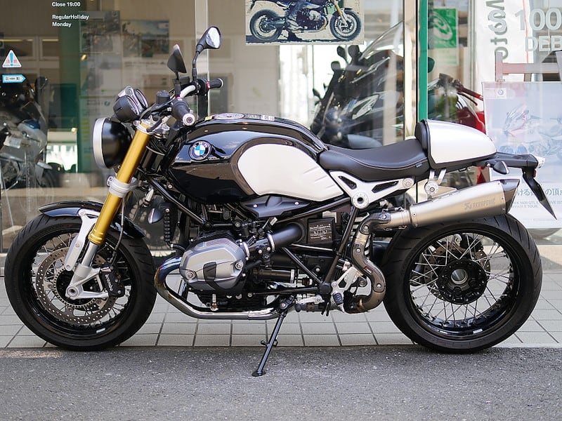24863円 贈物 フロントエンジンケースカバー胸板保護アルミオートバイアクセサリー B-M-W R9T 2014-2019 オートバイの予備品 色 : ブラック